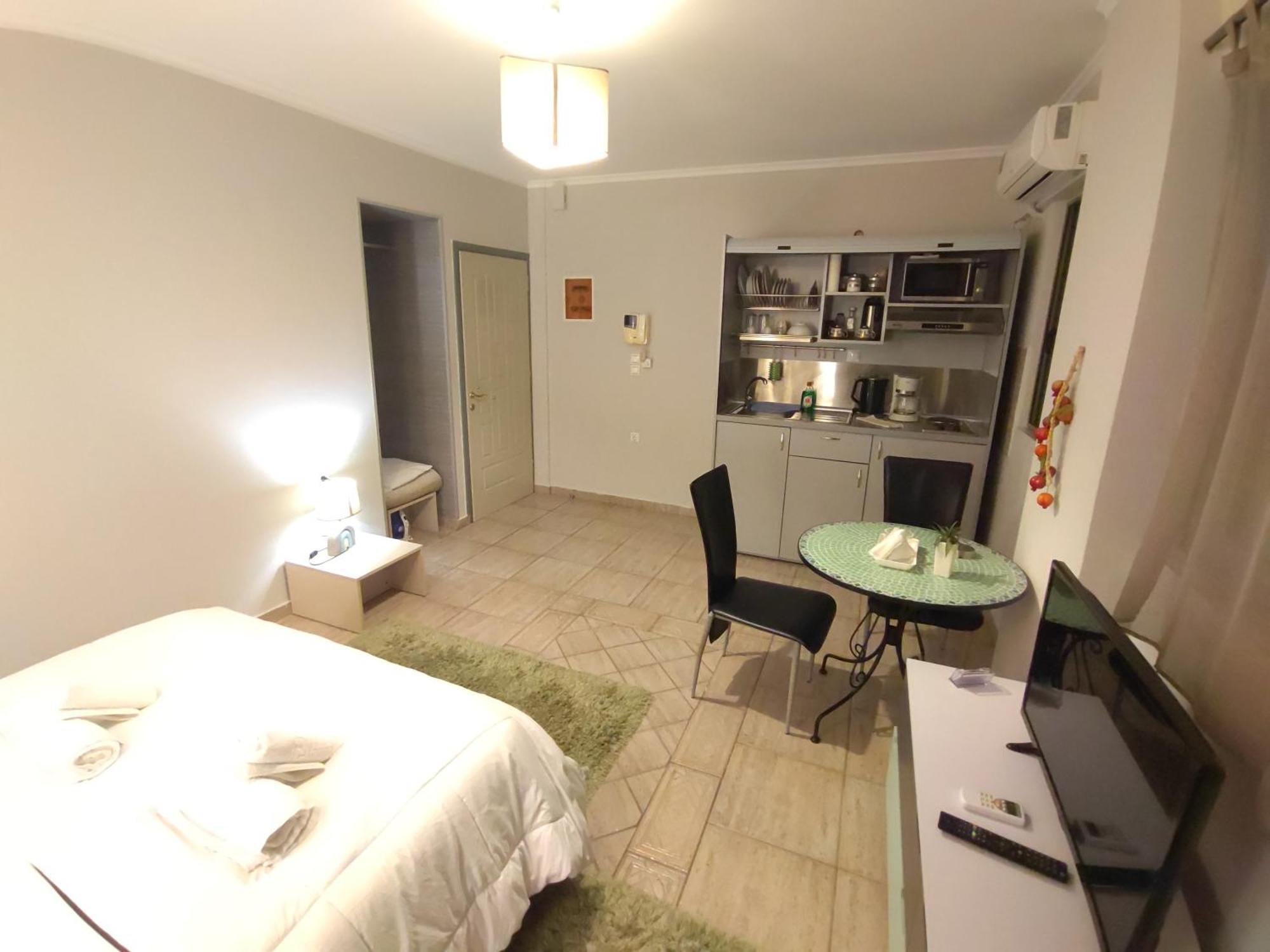 Central Studio - Fully Equiped. Ideal For Couples Patras Dış mekan fotoğraf