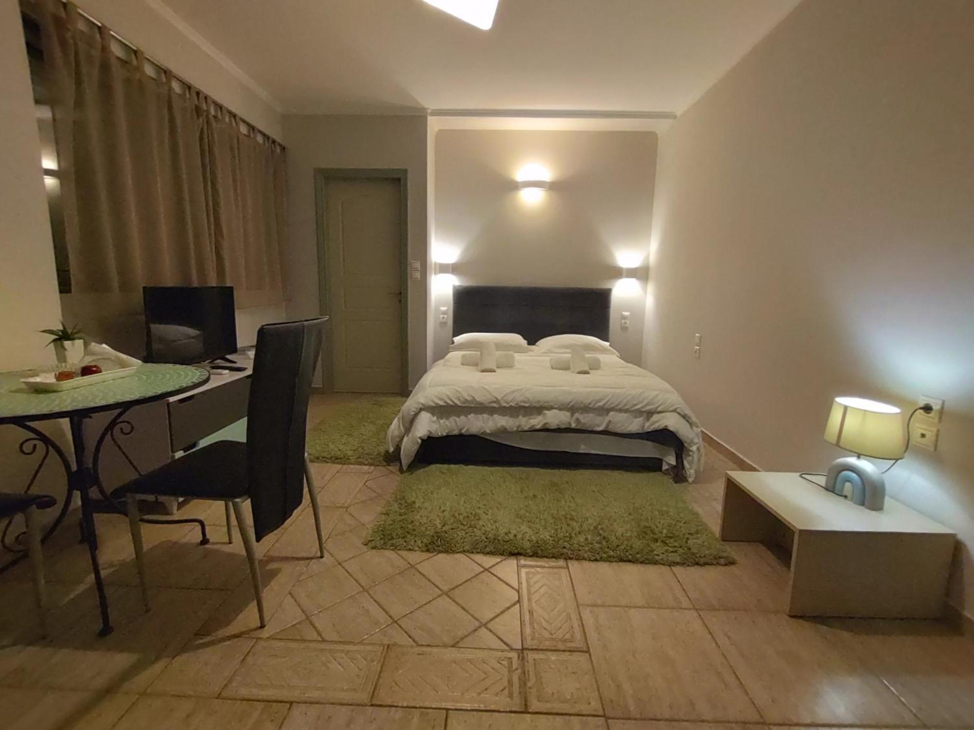 Central Studio - Fully Equiped. Ideal For Couples Patras Dış mekan fotoğraf