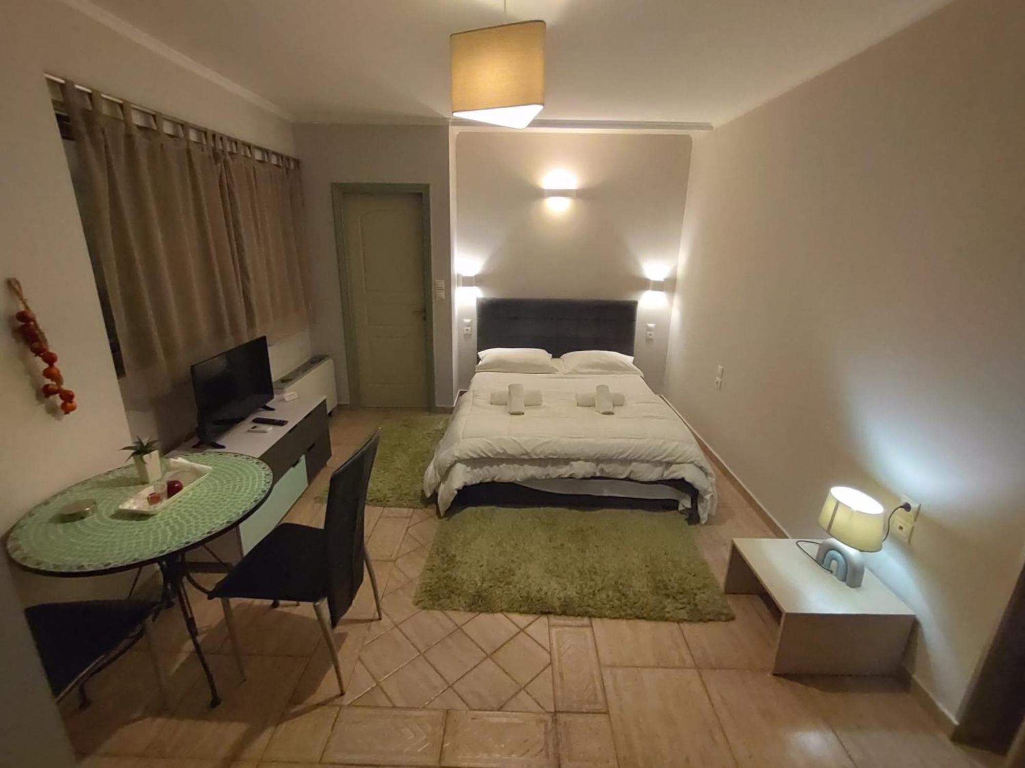 Central Studio - Fully Equiped. Ideal For Couples Patras Dış mekan fotoğraf