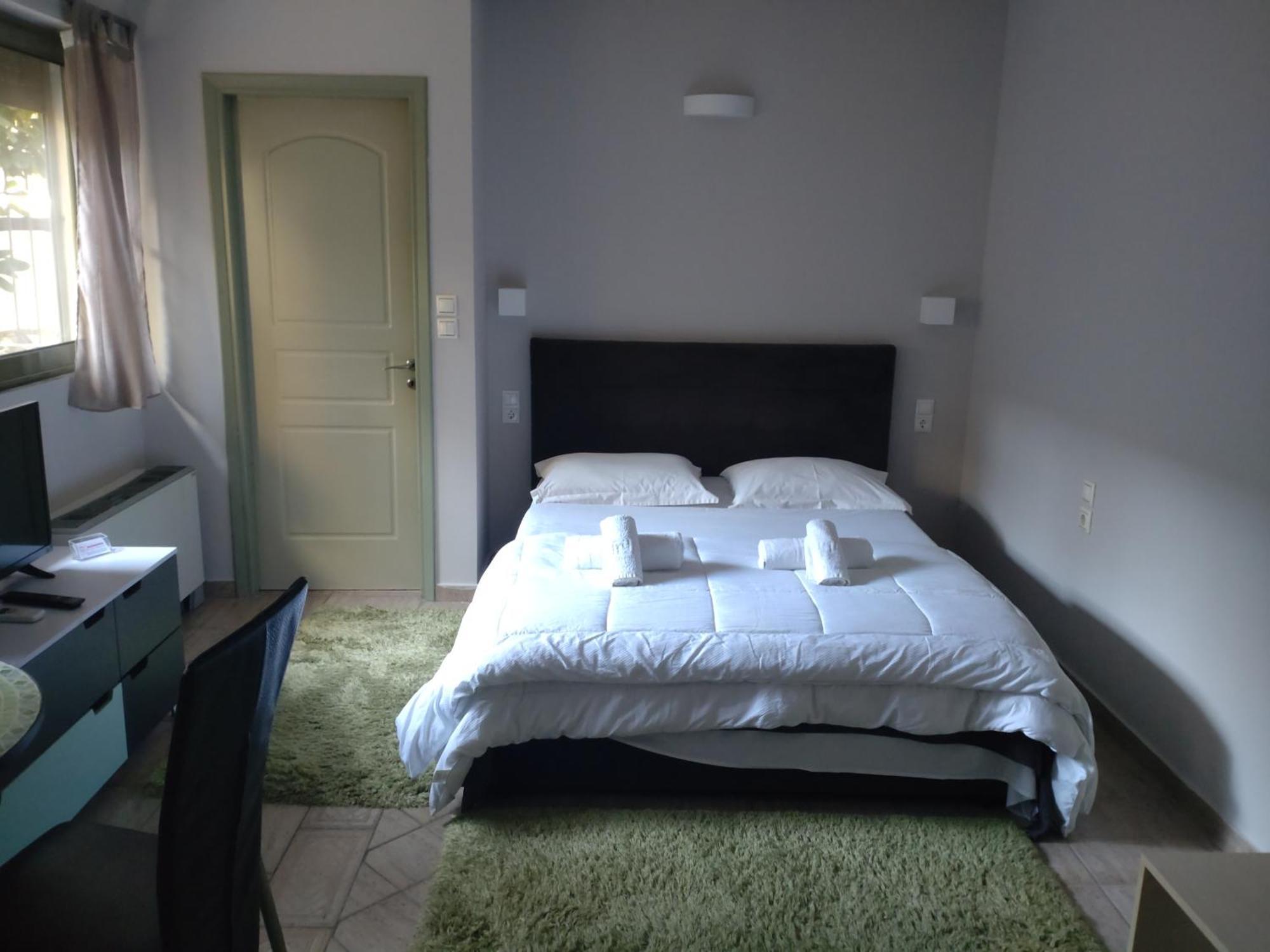 Central Studio - Fully Equiped. Ideal For Couples Patras Dış mekan fotoğraf