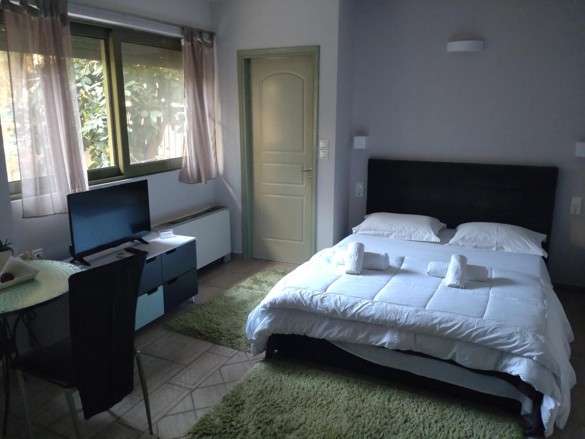 Central Studio - Fully Equiped. Ideal For Couples Patras Dış mekan fotoğraf