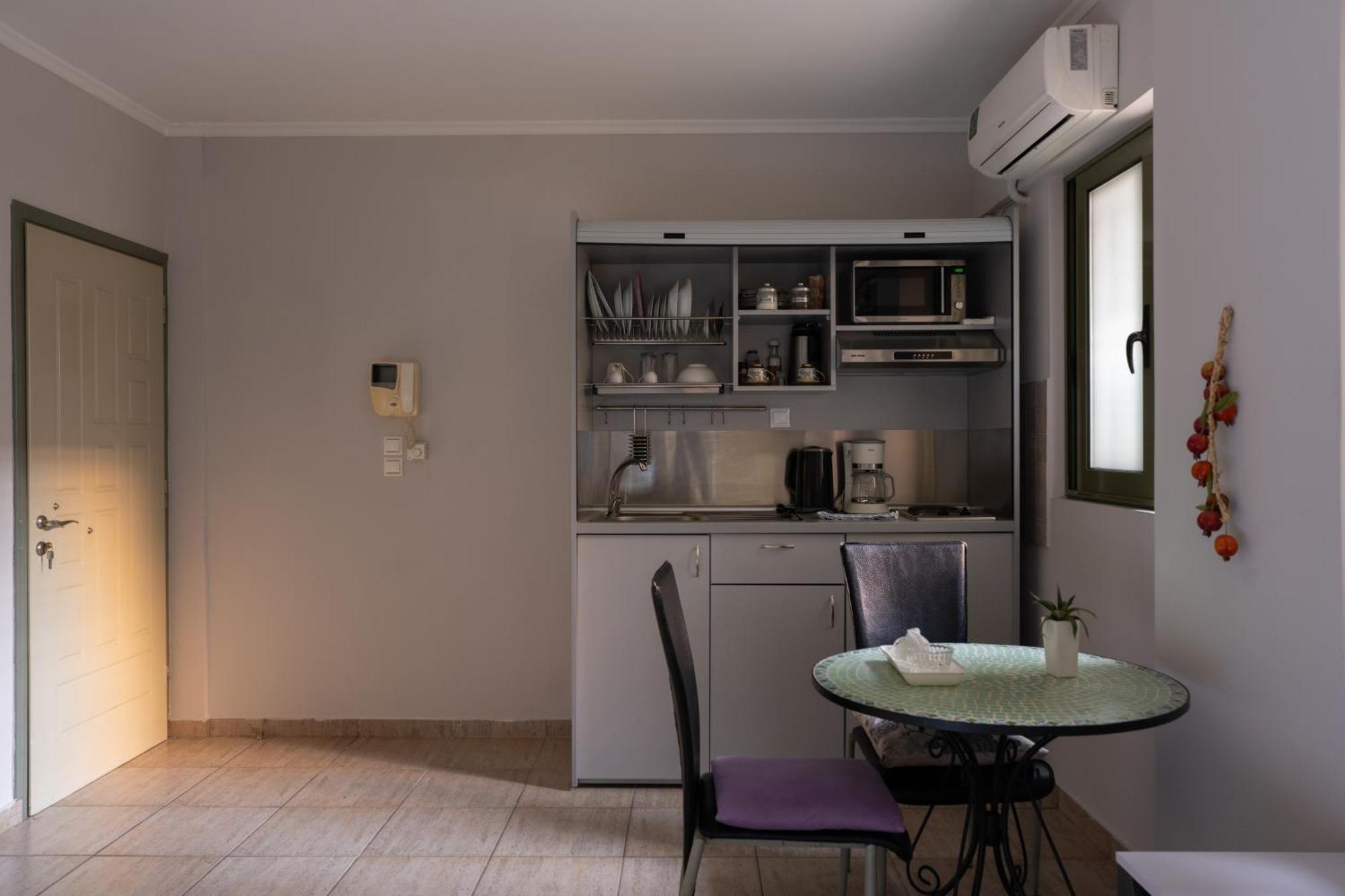 Central Studio - Fully Equiped. Ideal For Couples Patras Dış mekan fotoğraf
